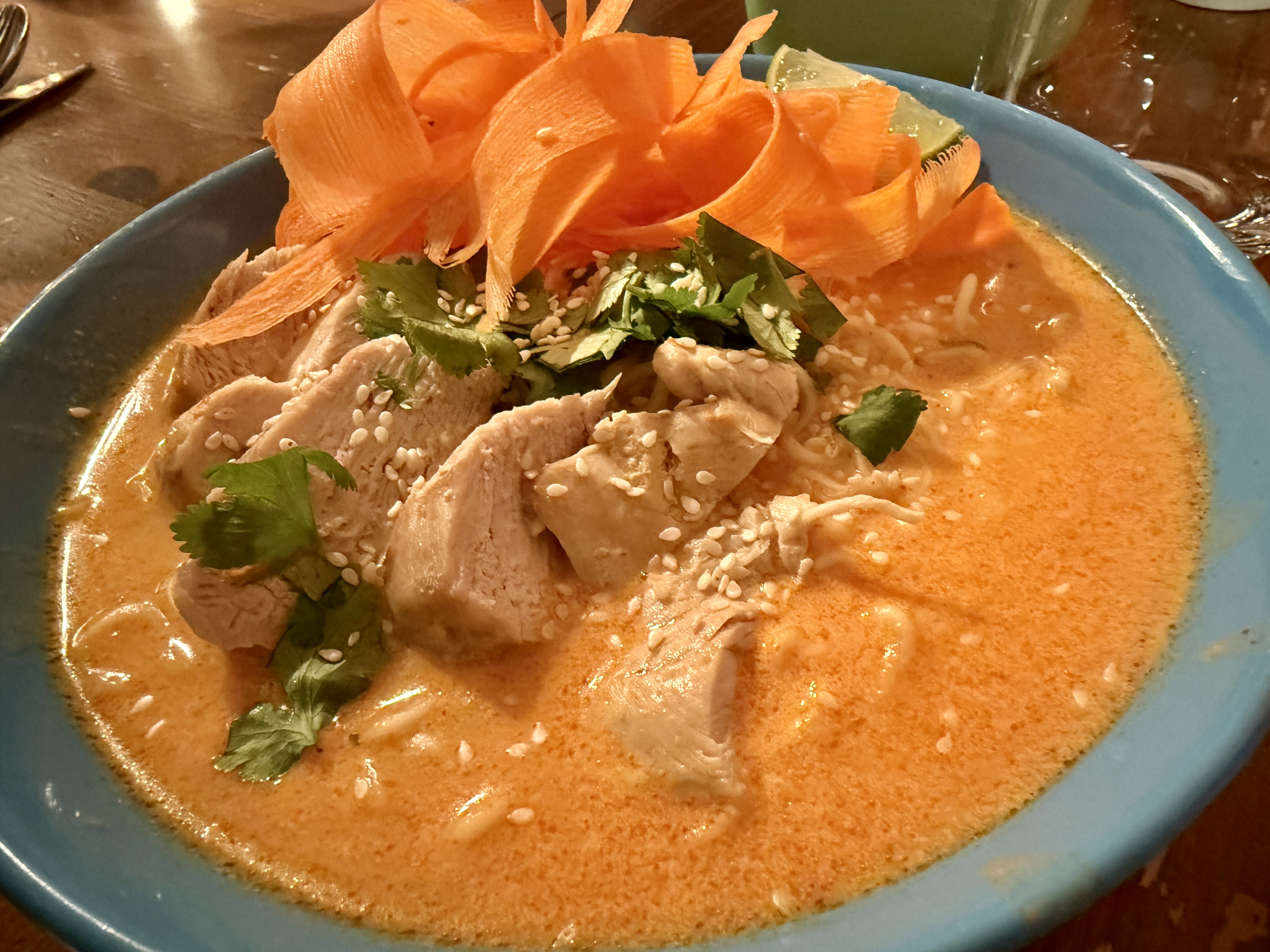 <i>Erdnuss-Ramen</i><i>mit H&uuml;hnchen</i>